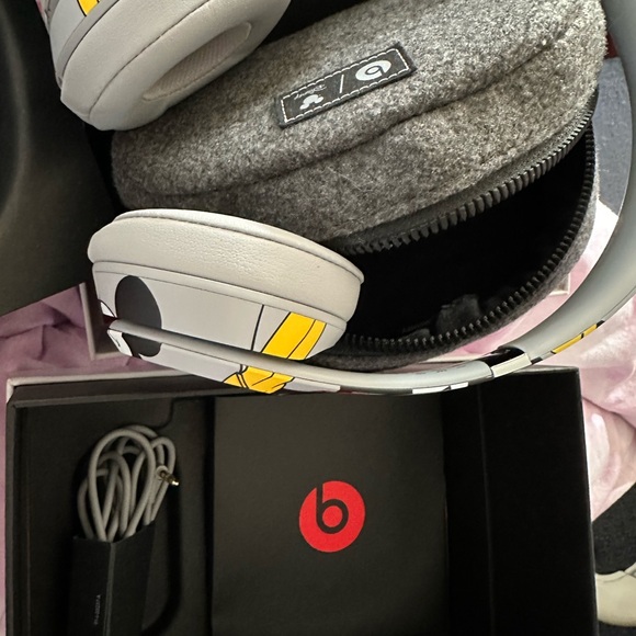 Disney Beats Solo Wireless 90th Anniversary 🎈🎄 - Picture 4 of 6